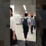 新宿駅で女性だけに方向転換して痴漢する男が撮影される