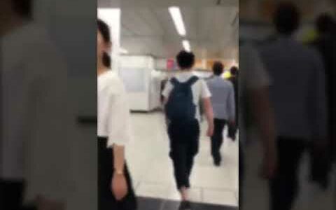 新宿駅で女性だけに方向転換して痴漢する男が撮影される